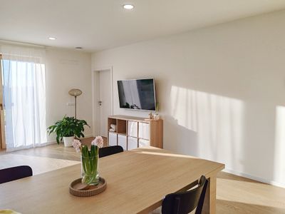 Obývací pokoj — pohled z kuchyně