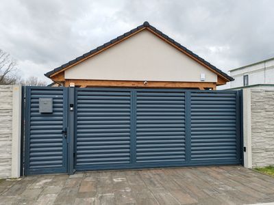 Vstupní brána s lamelovým oplocením