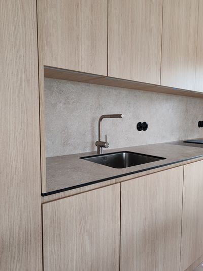 Nerezový podpultový dřez v kompaktní desce Egger s baterií