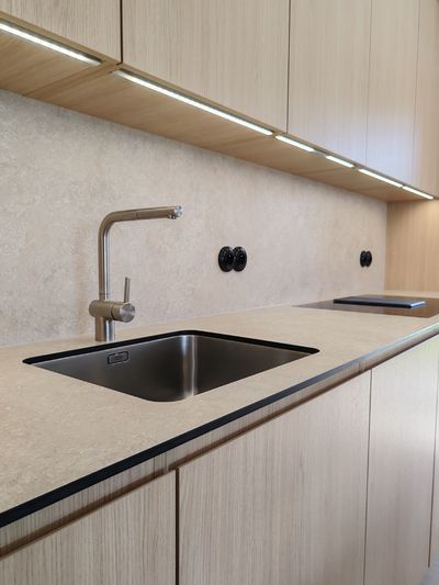 Pracovní plocha s kompaktní deskou Egger, dřezem a indukční deskou